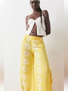 NWT retail $59 size S #UrbanOutfitters Yellow Daisy Print Wide-Leg Pants